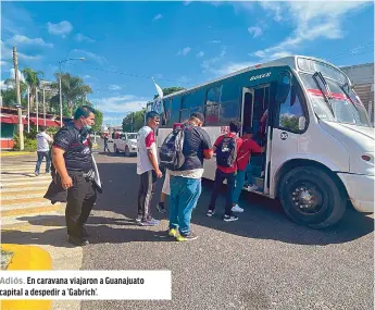  ?? ?? Adiós. En caravana viajaron a Guanajuato capital a despedir a ‘Gabrich’.