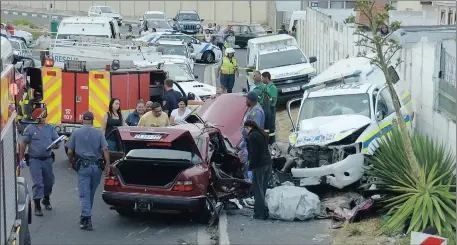 ?? Picture: JEFFREY ABRAHAMS ?? DEATH TRAP: The scene of a fatal crash in Sunrise Boulevard, Capricorn, Muizenberg. A Mercedes-Benz, which was being pursued by an armed response vehicle under suspicion of being involved in a burglary in the area, collided with a police van going in...