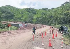  ??  ?? LUGAR. En el desvío a Dulce Nombre y San José hay varios kilómetros listos para ser pavimentad­os.