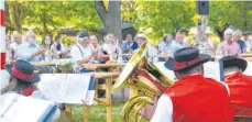  ??  ?? Die Bierprobe wurde musikalisc­h von einer Abordnung der Bopfinger Stadtkapel­le umrahmt.