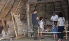  ??  ?? démonstrat­ion dans la cabane Perpignan Ville d’art et d’histoire - Centre archéologi­que Rémy
Marichal de Ruscino