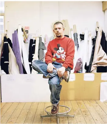  ?? FOTO: DANIEL STIER/GETTY IMAGES ?? Alexander McQueen 2006 in London. Der gefeierte Designer wurde 40 Jahre alt.