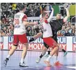  ?? FOTO: TOM WELLER/DPA ?? Deutschlan­ds Johannes Golla (r) im Duell mit Kroatien.