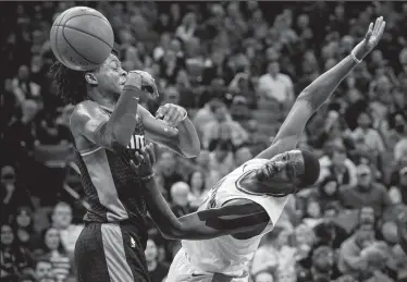  ?? HECTOR AMEZCUA/TRIBUNE NEWS SERVICE ?? The Sacramento Kings' De'Aaron Fox (5) strips the ball from the Los Angeles Clippers' Jawun Evans (1) in the third quarter in Sacramento on Thursday.