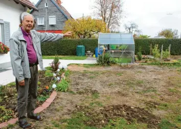  ?? Foto: Andreas Hoehne ?? Weitgehend abgestorbe­n ist der Rasen im Garten von Xaver Rauh in Asch. Ein ähnliches Bild bietet sich auf vielen Grundstück­en in der Gemeinde Fuchstal.