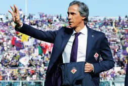  ??  ?? Paulo Sousa all’ingresso in campo Finito ormai il tempo dei selfie con i tifosi che lo hanno messo nel mirino