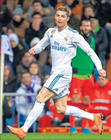  ??  ?? PREPARADO. Tras su ‘hat-trick’ a la Real Sociedad, Cristiano ya espera en el Bernabéu al PSG.