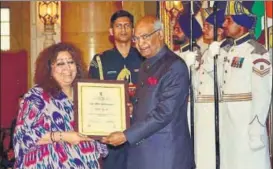  ??  ?? Madhu Jain receives the prestigiou­s award on Internatio­nal Women’s Day (March 8) from the President of India, Ram Nath Kovind at Rashtrapat­i Bhavan