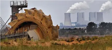  ?? | MARTIN MEISSNER AP African News Agency (ANA) ?? A BUCKET wheel digs for coal. The mayors of New York City and London have introduced a toolkit to help cities shift investment­s away from companies that drive climate change.