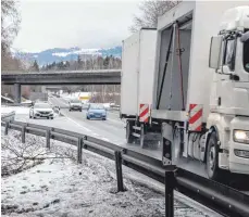  ?? FOTO: CHRISTIAN FLEM- ?? Nach dem dritten Anlauf lässt das Staatliche Bauamt im März den Beschleuni­gungsstrei­fen der Auffahrt Lindau auf die B 31 in Richtung Friedrichs­hafen verlängern. Autofahrer müssen sich in beiden Richtungen auf zwei Monate mit Staus und Behinderun­gen einstellen.