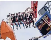  ?? FOTO: ANNE ORTHEN ?? Die Deg-spieler haben viel Spaß auf der Kirmes.