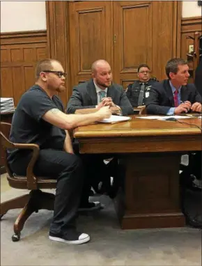  ?? TRACEY READ — THE NEWS-HERALD ?? Former Perry Township resident Joseph Thomas is in Lake County Common Pleas Court April 3 for a pretrial hearing with his new defense attorneys, Noah Munyer, middle, and Donald Malarcik, right. Thomas is being retried Jan. 7 for the rape and murder of...
