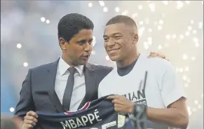  ?? Foto: psg ?? Al Khelaifi, junto a Mbappé cuando se anunció su renovación