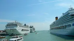  ??  ?? Volano Navi da crociera ormeggiate al terminal crocierist­ico di Venezia