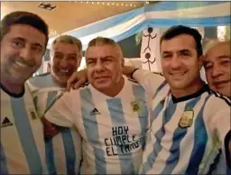  ??  ?? CAMISETAS. “Chiqui” Tapia con la remera de la Selección en el cumpleaños de Daniel Angelici, quién aún no viajó a Rusia a ver el Mundial. Lo esperan para cuartos de final, en caso de ganar.