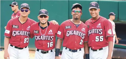  ?? FOTO FUENTE EXTERNA | DISEÑO JULIO ANÍBAL RAMÍREZ ?? Parte de los jugadores de los Gigantes del Cibao que se presentaro­n al primer día de los entrenamie­ntos en el estadio Juián Javier.