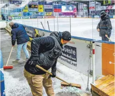  ?? FOTOS: CHRISTIAN FLEMMING ?? Symbol für ein desolates Spiel: Bei der 1:7-Niederlage gegen Landsberg gingen nicht nur die Islanders unter, sondern auch eine Scheibe zu Bruch.