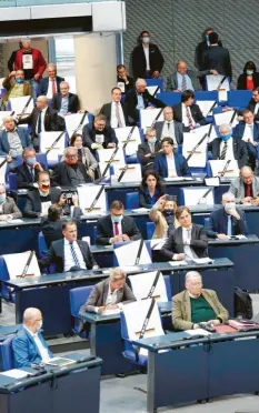  ?? Foto: Imago Images ?? Grundgeset­z mit Trauerflor: Bundestags­präsident Wolfgang Schäuble beendete mit einer Mahnung die Plakatakti­on der Afd‰fraktion.