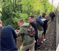  ??  ?? Fra Pregnana e Rho Alcuni viaggiator­i sono scesi dal treno bloccato