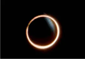  ?? FOTO EFE ?? Así se vio en la Patagonia. Ya anuncian el “eclipse del siglo”. Será el 27 de agosto, tapará todo el sol. Se verá mejor en E.U.