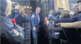  ?? [ Reuters ] ?? Rumäniens Premier Tudose verlässt die Sitzung seiner Sozialiste­n. Er ist zurückgetr­eten, weil er nicht mehr das Vertrauen der eigenen Partei hat.