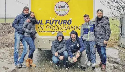  ??  ?? In camper per l’Italia In alto, Alessandro Di Battista a Chieri (To) in una tappa del tour elettorale