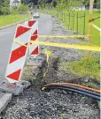  ?? FOTOS: GEMPP ?? Oben: Der Bahnüberga­ng St. Anna ist für Autos derzeit gesperrt. Unten links: Auf beiden Seiten der Schlossstr­aße wird der Gehweg bis September saniert. Unten rechts: Die Telekom verlegt unter anderem an der St. Anna-Straße Leitungen für Breitband.