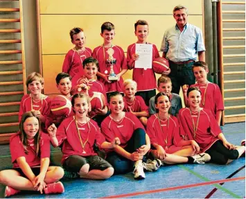  ?? Foto: Stefan Wiegel ?? Sie hatten allen Grund zur Freude, die Spielerinn­en und Spieler der Grundschul­e Friedberg Süd, die das Turnier gewann. Unser Bild zeigt das Team mit zwei mitgereist­en Fans und ihrem Rektor Dietmar Fröhlich.