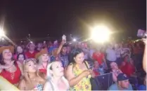  ?? ?? ▮ El público eufórico disfrutó de las canciones de Bobby Pulido.