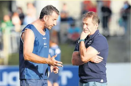  ?? À trois journées de la fin de la saison, les Bayonnais de Pierre Berbizier (ici en discussion avec Vincent Etcheto) sont le flou le plus complet. Une situation que déplore le manager de l’Aviron. Photo Midi Olympique - Bernard Garcia ??