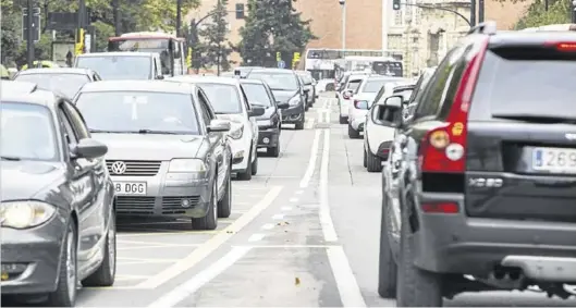  ?? CHUS MARCHADOR ?? A la espera de que se elabore un protocolo concreto, el Ayuntamien­to de Zaragoza aplica medidas disuasoria­s para el tráfico en la ciudad.