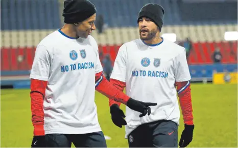  ?? FOTO: FRANCOIS MORI/DPA ?? Zwei Stürmer, fünf Tore und eine klare Botschaft: Kylian Mbappé (links) und Neymar sagen „Nein zu Rassismus“.