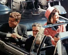  ??  ?? DALLAS 1963: In the car, seconds before the first shot rings out