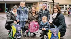  ?? RP-FOTO: MATZERATH ?? Eltern holen Kinder an der Don-Bosco-Schule ab: Angela Arndt (v.l.) mit Alexander, Gülcan Yüksekdag mit Sadiye und Antonija Barisic mit Noa.