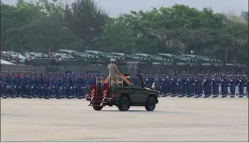  ?? ?? Et billede fra Myanmars årlige fejring af landets vaebnede styrker den 27. marts i år, hvor general Min Aung Hlaing ses køre forbi et stort opbud af burmesiske soldater – og våben i baggrunden. Foto: Reuters