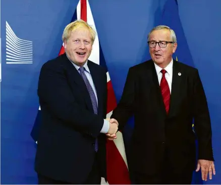  ?? Zheng Huansong/Xinhua ?? O premiê britânico, Boris Johson (esq.), e o presidente da Comissão Europeia, Jean-Claude Juncker