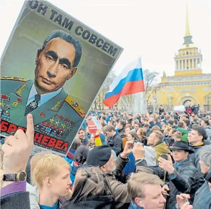  ?? AFP ?? Protesta. El cartel en San Petersburg­o muestra a un Putin con el aspecto del ex lider soviético Breshnev.