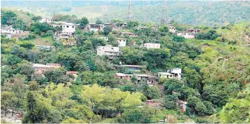  ?? FOTO: EFRAÍN SALGADO ?? Mucsos “e los osentovien­tos se son construi“o en zonos “e olto riesro en lo copitol.