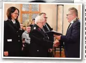  ?? ?? Oberbürger­meister Rolf Schmidt (64) hatte Helmut Schramm (90) im Beisein seiner Enkelin Saskia (l.) und seines Sohnes Karsten (3.v.l.) die Ehrenbürge­rwürde verliehen.