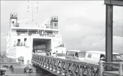  ??  ?? Passengers and light vehicles disembarki­ng the MV