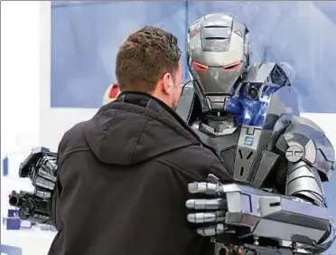  ??  ?? Ein „Ironman“-roboter von Magnetbau Schramme umarmt einen Messebesuc­her. Foto: dpa/friso Gentsch