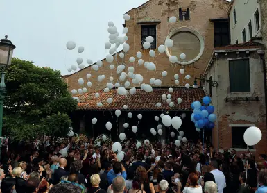  ?? (foto Vision) ?? Lacrime e ricordi Il lancio dei palloncini fuori della chiesa e la folla con gli occhi verso il cielo mentre salivano. In alto a destra la mamma Roberta sorretta mentre accompagna la bara