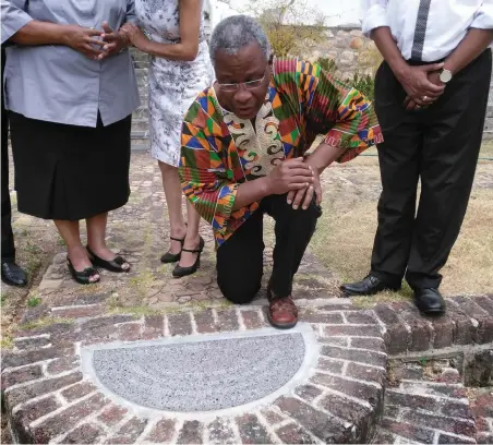  ??  ?? INDEPENDEN­CE: Archbishop Thabo Makgoba at a plaque in Bishopscou­rt, honouring Nelson Mandela.