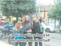  ??  ?? Las jóvenes paraguayas prófugas de la Justicia Mariángela Abdala y Giselle Ferrer (i) recuperan su libertad en Bs. As.