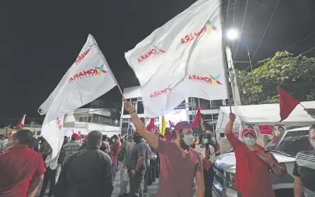  ?? ?? Simpatizan­tes del partido Libre salieron a celebrar