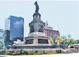  ??  ?? El monumento a Cuauhtémoc fue afectado durante una marcha.