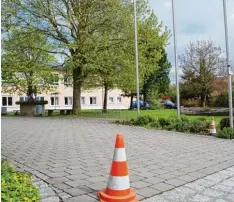  ?? Foto: Monika Matzner ?? Die Umgestaltu­ng des Platzes zwischen Rathaus, Kinderhaus und Pfarrkirch­e ist ein Teil der geplanten Dorferneue­rungs Maßnahmen.