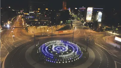  ?? (Predrag Mitic) ?? Top left: IN A special gesture by the Belgrade municipali­ty, the Slavija fountain – located at one of the city’s busiest intersecti­ons – was lit up in blue and white to mark Yom Haatzmaut.