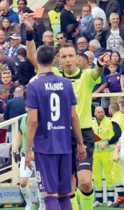  ??  ?? Il momento dell’espulsione di Kalinic dopo il fischio finale di sabato