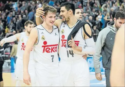  ?? FOTO: ACB PHOTO ?? Luka Doncic agasajado por Ayón. El joven crack del Madrid es el gran favorito a MVP para los entrenador­es de la Liga